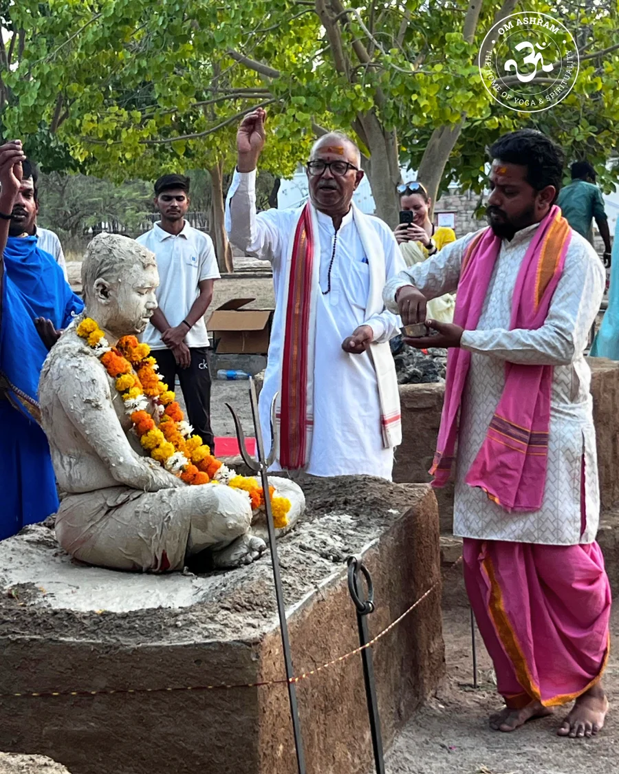 Vedic pandits performing the sacred awakening ritual for Param Pujya Mahamandaleshwar Swami Avatar Puri Ji Maharaj at the end of Agni Tapasya.